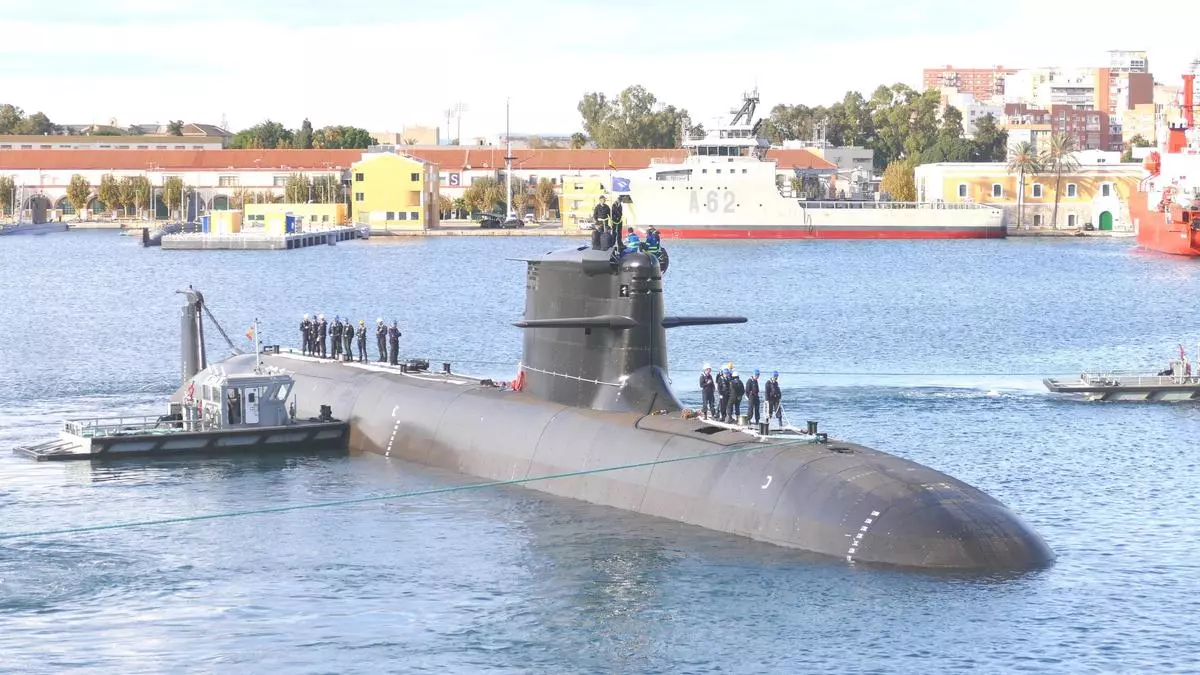El S-82 ya flota en aguas de Cartagena