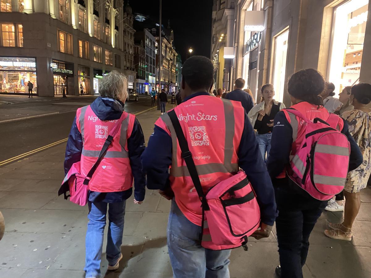 Voluntarios de la ong 'Night Star' patrullando la noche de Londres contra los ataques machistas.