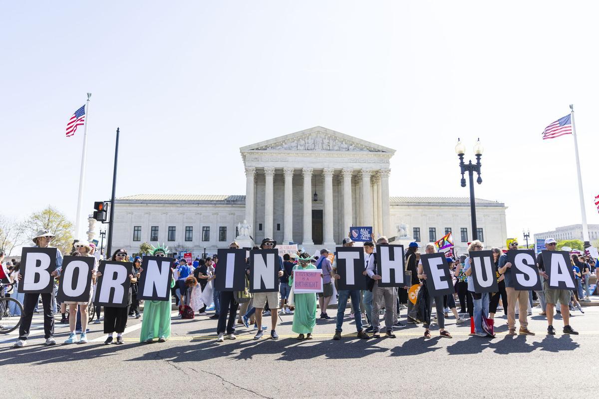 Manifestantes se concentran frente al Tribunal Supremo durante la audiencia del caso por el que el presidente Donald Trump cuestiona la ciudadanía por nacimiento, garantizada por la Constitución