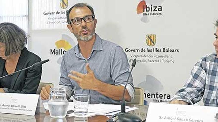 En el centro, el vicepresident Barceló, acompañado ayer por Pilar Carbonell y Antoni Sansó.