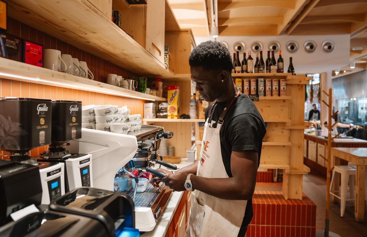 Malick Ndong en la cafetería. Su sueño es ser cocinero y tener su propio restaurante.
