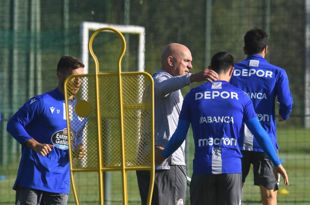 El nuevo técnico blanquiazul llega a A Coruña decidido a sacar al equipo coruñés de donde está -antepenúltimo en su categoría- y lograr el objetivo de estar entre los seis primeros clasificados.