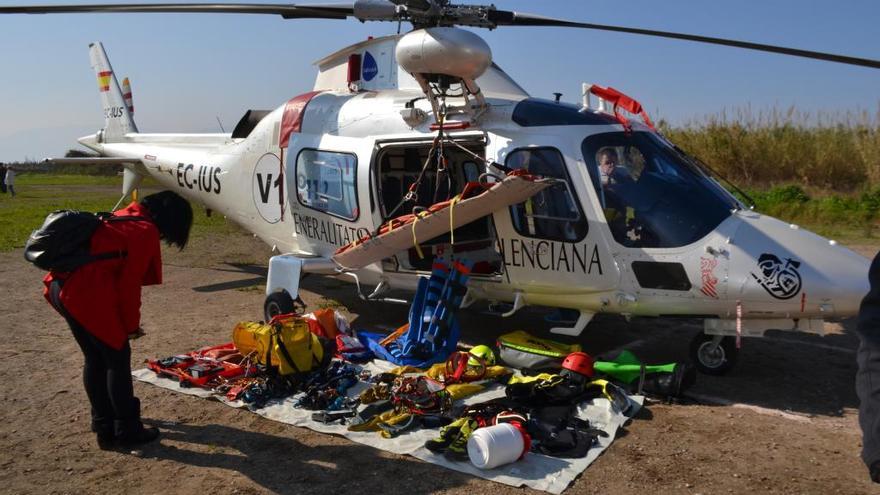 Helicóptero y material de rescates.