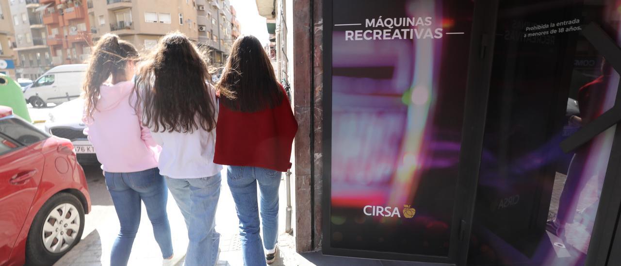 Jóvenes pasando junto a una casa de apuestas en Elche, en imagen de archivo