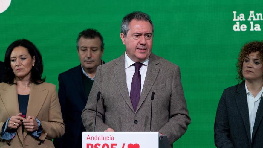 El secretario general del PSOE Juan Espada interviene acompañado de secretarios de las provincias andaluzas.