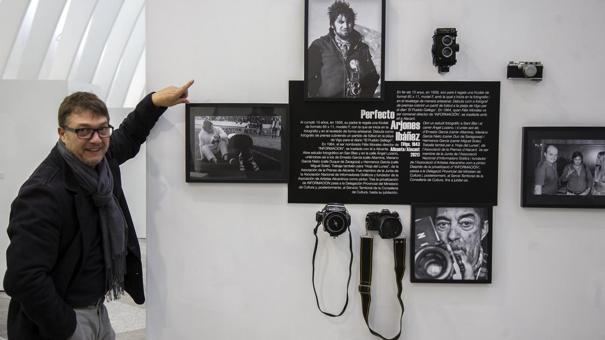 Rafa Arjones, hijo de Perfecto Arjones, en la exposición retrospectiva que desde este viernes se puede ver en la Llotja de Sant Jordi de Alcoy.