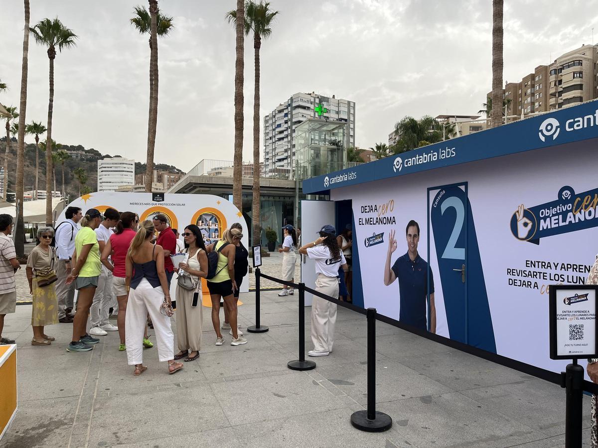 La campaña ‘Objetivo Cero Melanoma 2026’ llega al Muelle Uno de Málaga