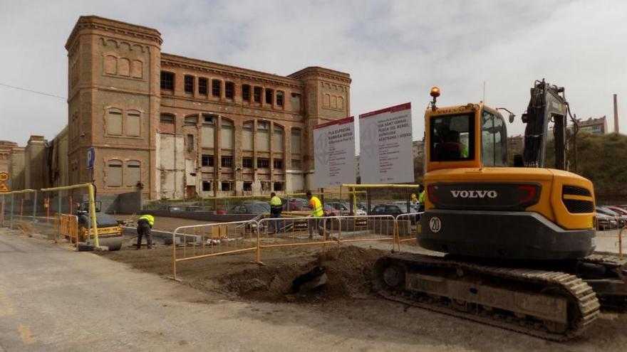 Operaris treballant a l&#039;entorn de la Fàbrica Nova aquest dimecres, tercer dia feiner de confinament |