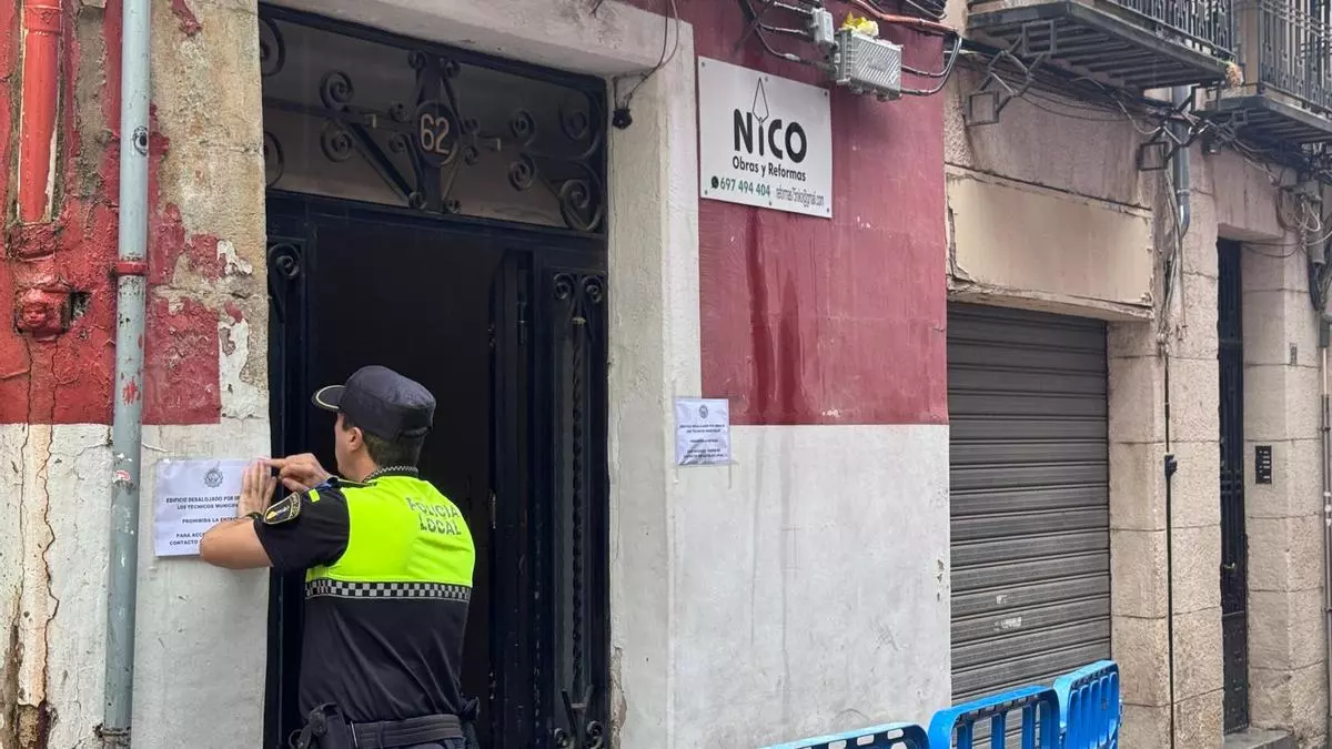 Desalojan a cuatro familias tras un desprendimiento en un edificio de Alcoy
