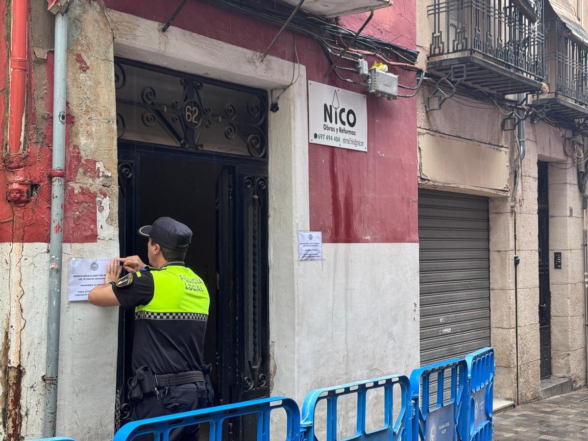La Policía Local precinta el edificio en el número 62 de la calle Sant Francesc