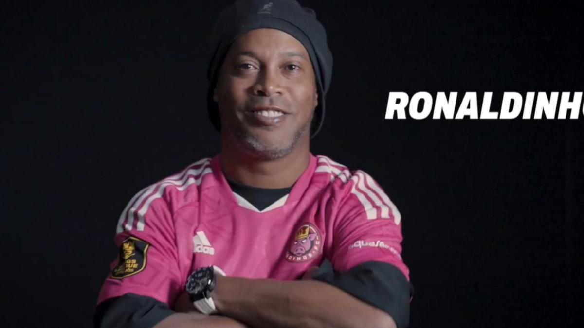 El anuncio del fichaje de Ronaldinho por Porcinos FC