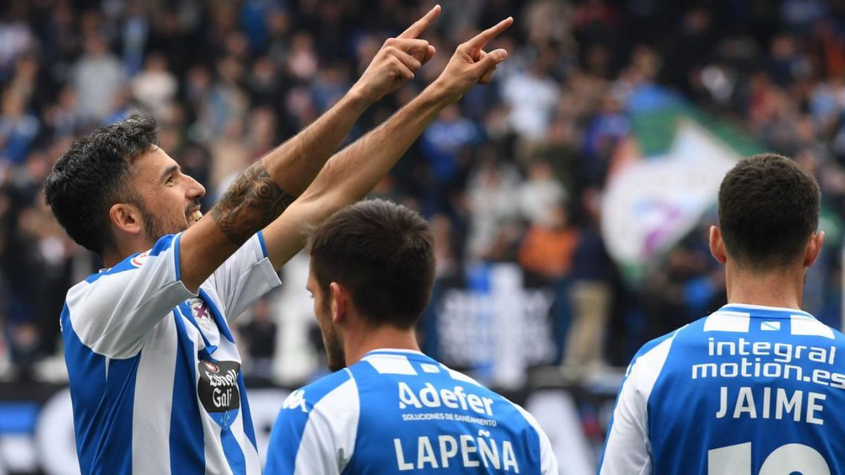 Alberto Quiles celebra su gol de ayer junto a Lapeña y Jaime. |  // C. PARDELLAS