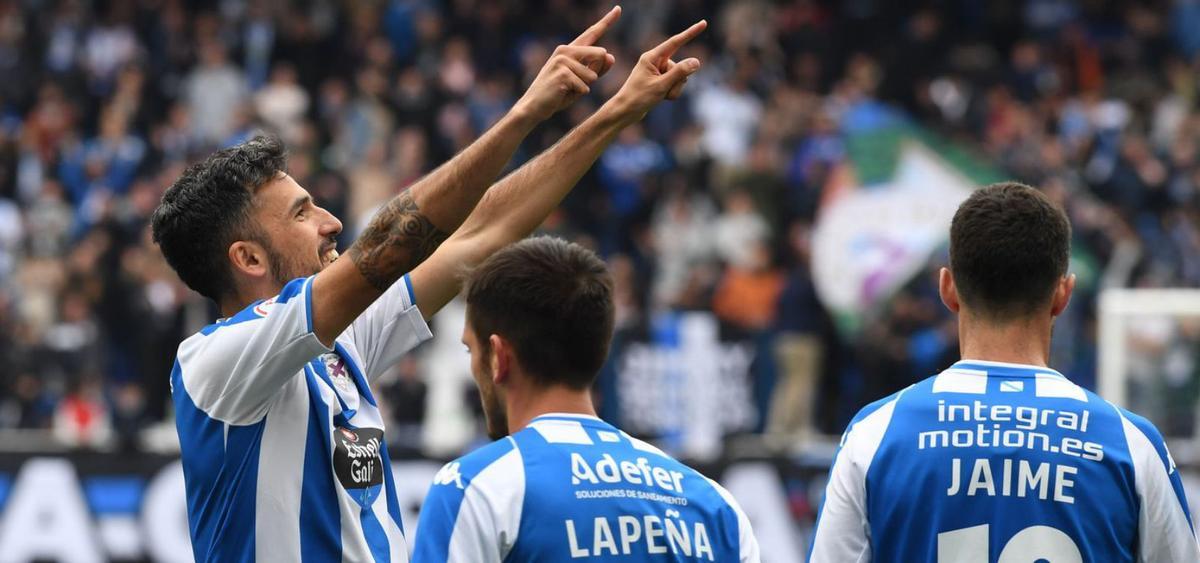 Alberto Quiles celebra su gol de ayer junto a Lapeña y Jaime. |  // C. PARDELLAS