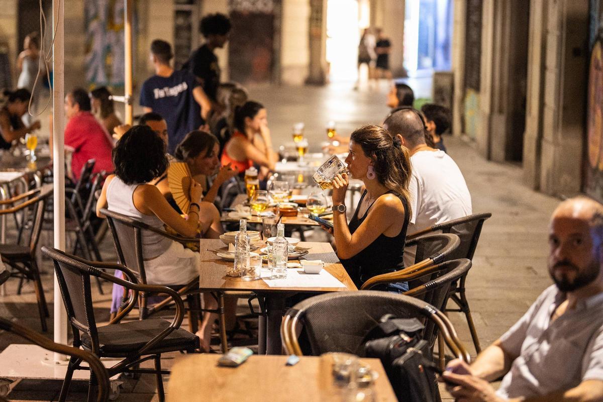 Una terraza en un bar de Ciutat Vella, en Barcelona.