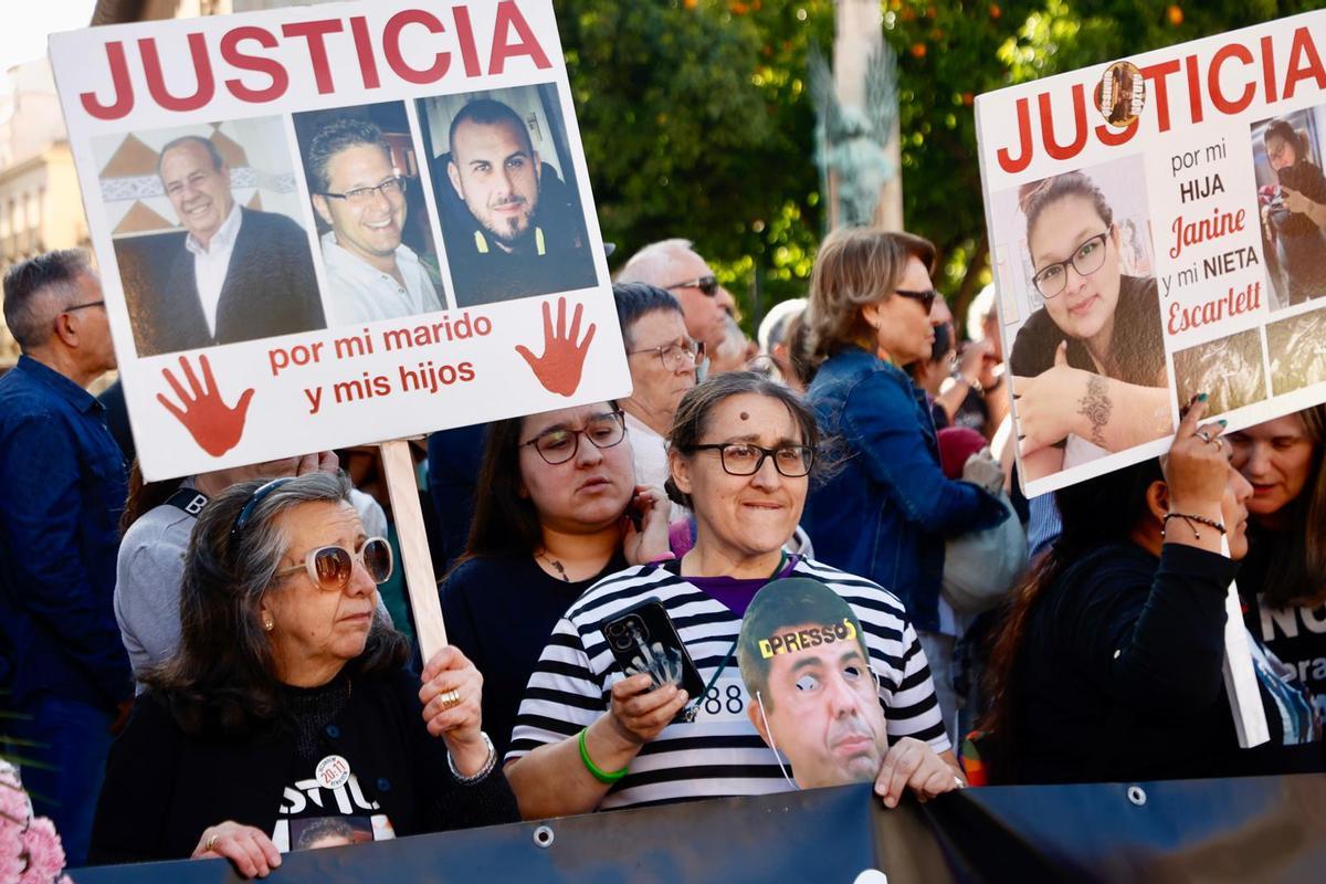 La concentración por la gestión de la dana de este 26 de abril, en imágenes