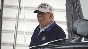 El presidente de EEUU, Donald Trump, abandona la Casa Blanca para dirigirse a su club privado de golf en Virginia, este domingo.