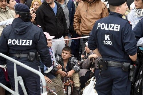 AUSTRIA ENV?A EL EJ?RCITO A SU FRONTERA PARA AYUDAR LOS CONTROLES POLICIALES