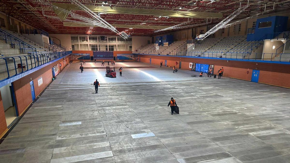 Los operarios trabajan en la preparación del pabellón para poder albergar el Benidorm Fest 2026