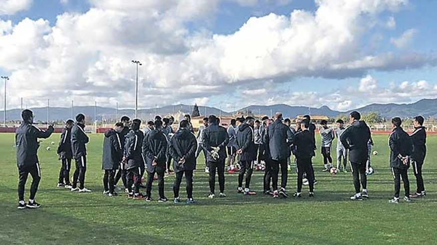 Los jugadores y cuerpo técnico del Guizhou, ayer en son Bibiloni.