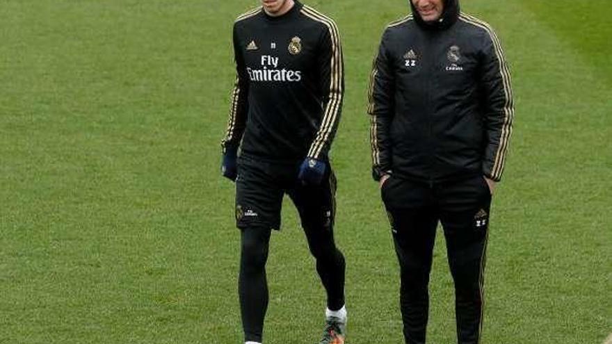 Bale y Zidane, ayer en el entrenamiento. // Efe