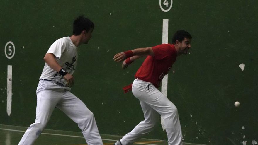 Un momento del partido de mano parejas en el San Atilano. | J. L. F.