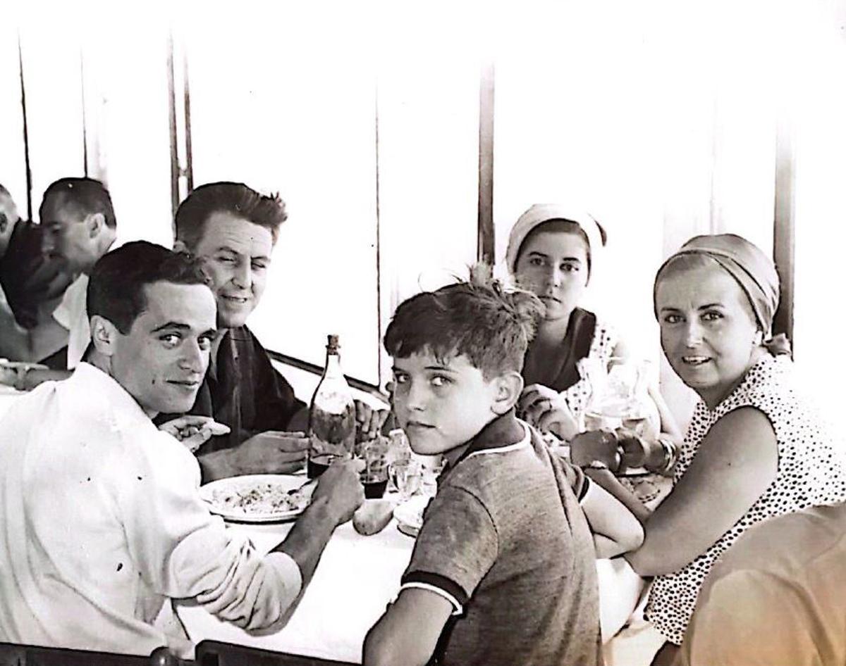 En la Ciudad Sindical de Marbella, en 1964, con sus padres, José Luis de Linares y Lolín del Río y José Luis Hermoso y Mari Pepa García.