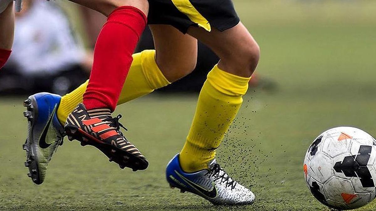 Dos menores jugando a fútbol.