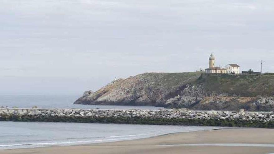 El dique de contención de la playa de San Juan y detrás la bocana de la ría.