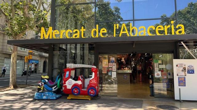 Entrada del mercat provisional de l’Abaceria al passeig de Sant Joan. | ALMA RODELGO