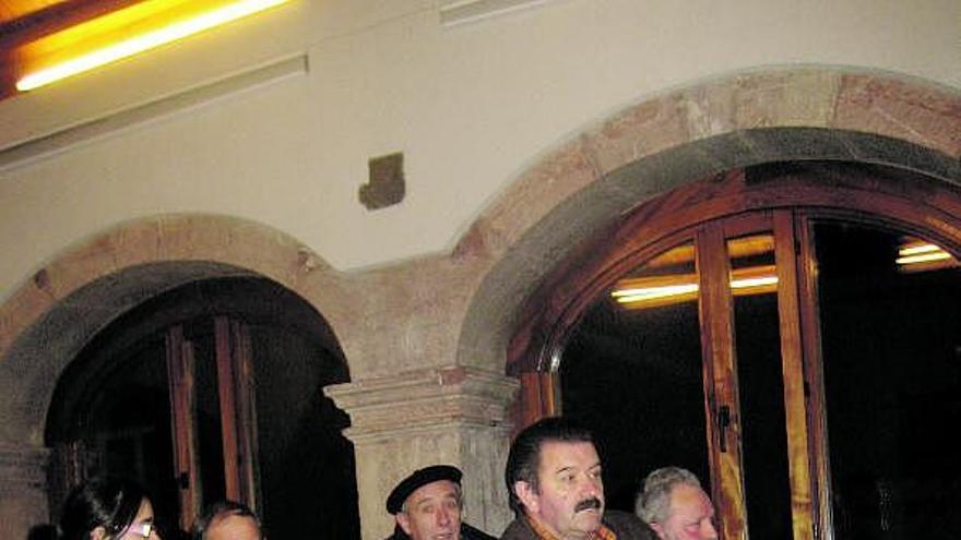 Los asistentes a la reunión celebrada, ayer, en la Casa de Cultura de Grado.