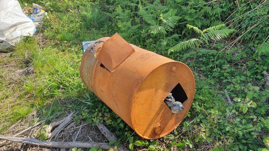 Drums and construction debris, new abandoned waste in the natural area of ​​Os Gavos