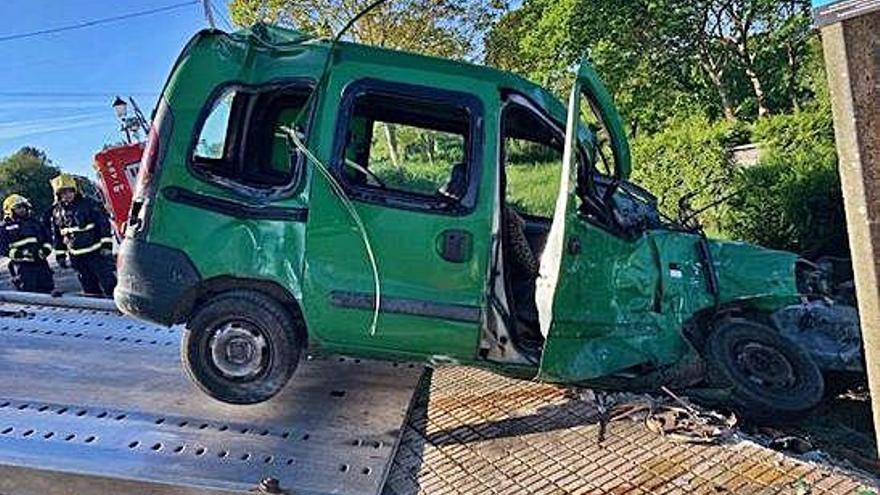 Estado en el que quedó una furgoneta tras un accidente en Oza-Cesuras.