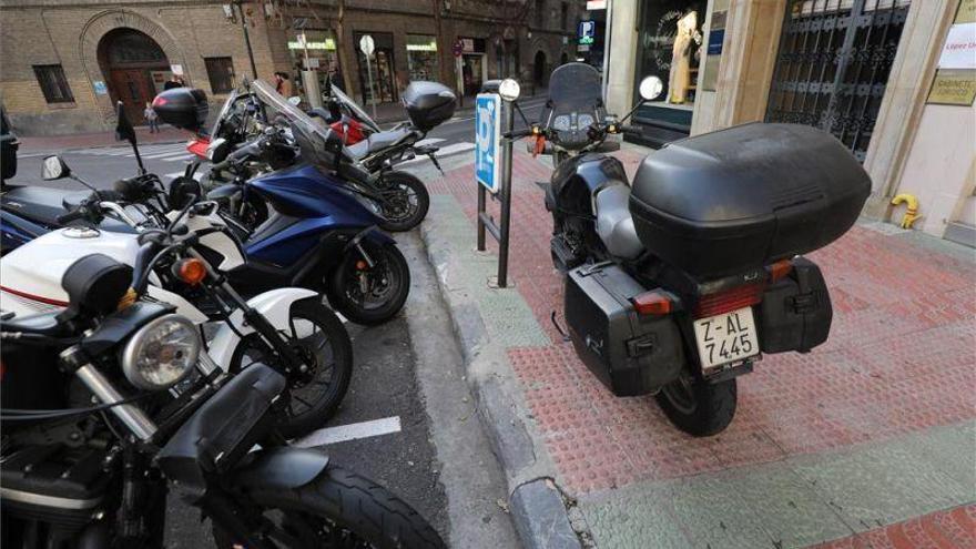 El Ayuntamiento de Zaragoza prohibirá aparcar en las aceras de toda la ciudad a bicis, motos y patinetes