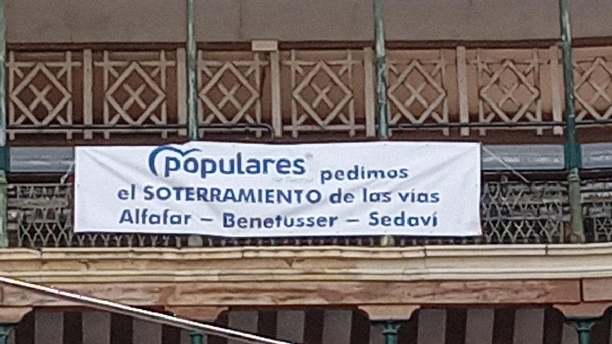 Pancarta desplegada en el acto central de campaña del PP en la Plaza de Toros de València.