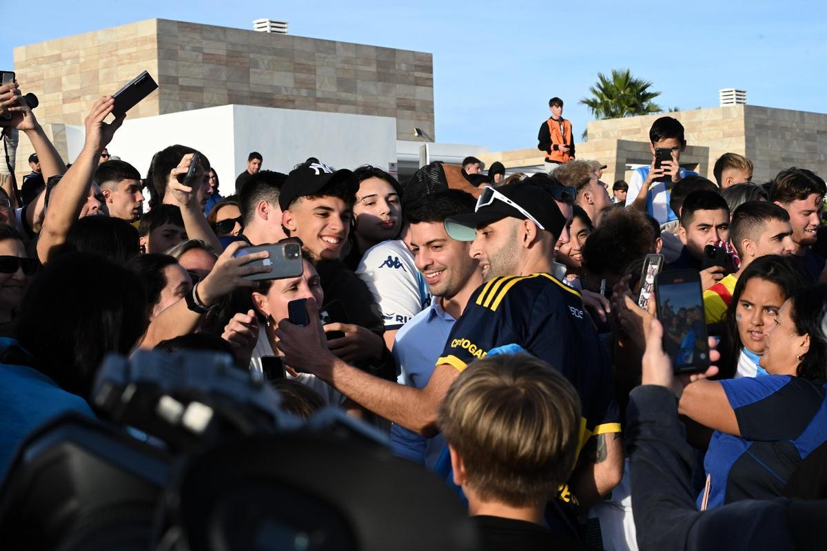 Aficionados de Argentina se agolpan para hacerse fotos con Gastón Edul en Algorfa