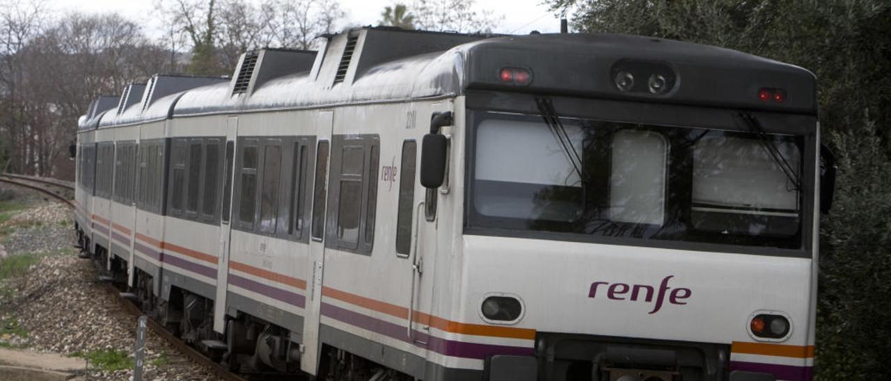 Usuarios del tren Xàtiva-Alcoi denuncian cancelaciones y retrasos en la línea