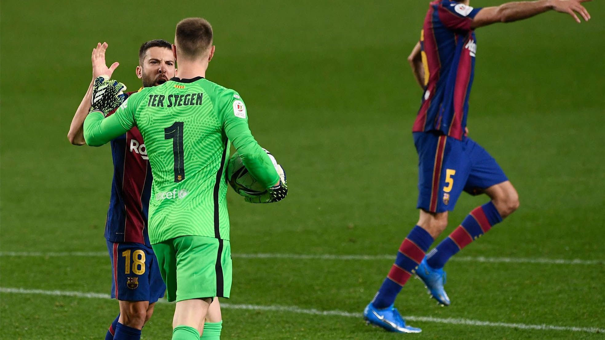 Jordi Alba felicitando a Ter Stegen tras parar el penalti