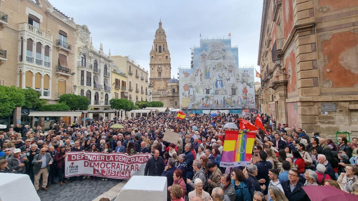 Centenares de personas han llenado esta tarde la plaza de la Catedral de Murcia.