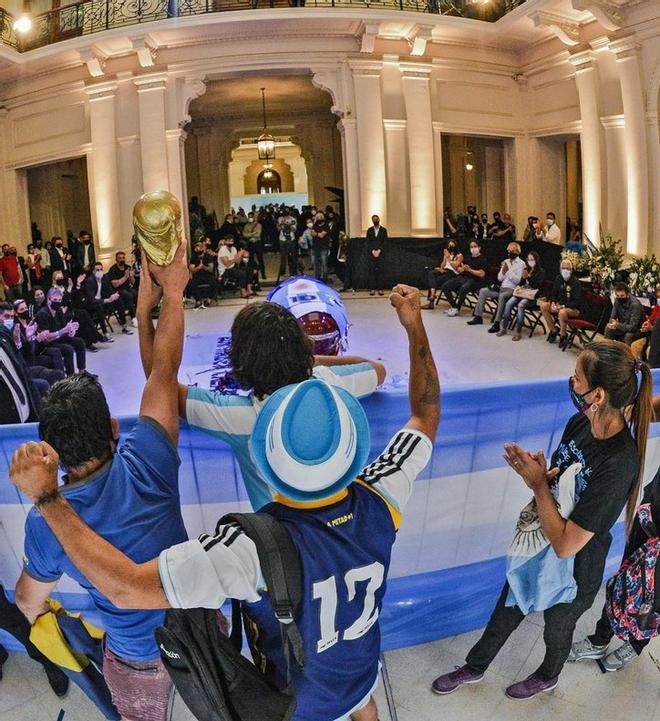 A las 6 de la mañana se abrieron las puertas de la capilla ardiente de Diego Armando Maradona instalada en la Casa Rosada en Buenos Aires. Miles de aficionados esperaban en la Plaza de Mayo para dar el último adiós al astro argentino.