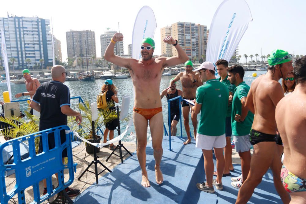 Este domingo se ha celebrado la 60ª edición de la Travesía a Nado del Puerto de Málaga, en la que han participado casi medio millar de nadadores
