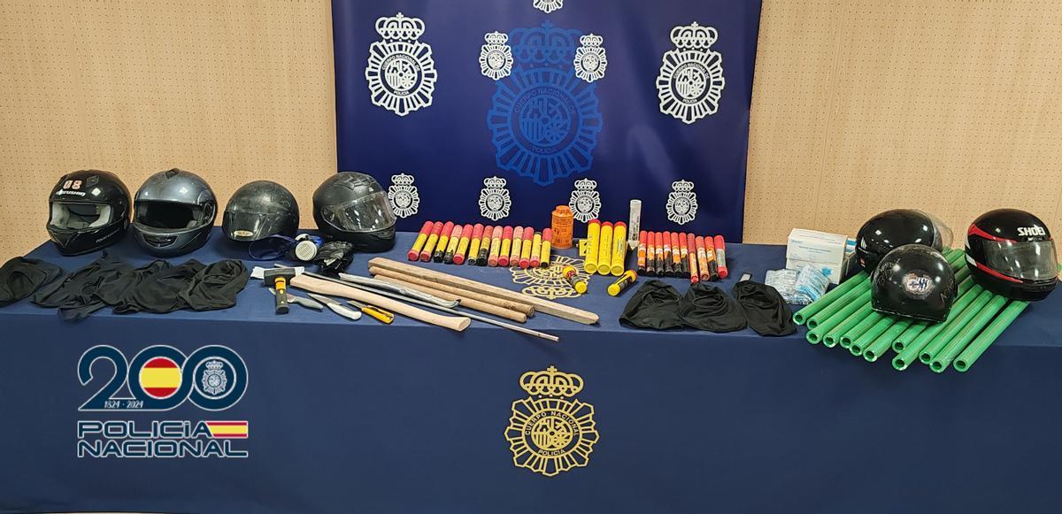 Material intervenido por la Policía Nacional en el registro al local de Riazor Blues el pasado viernes.