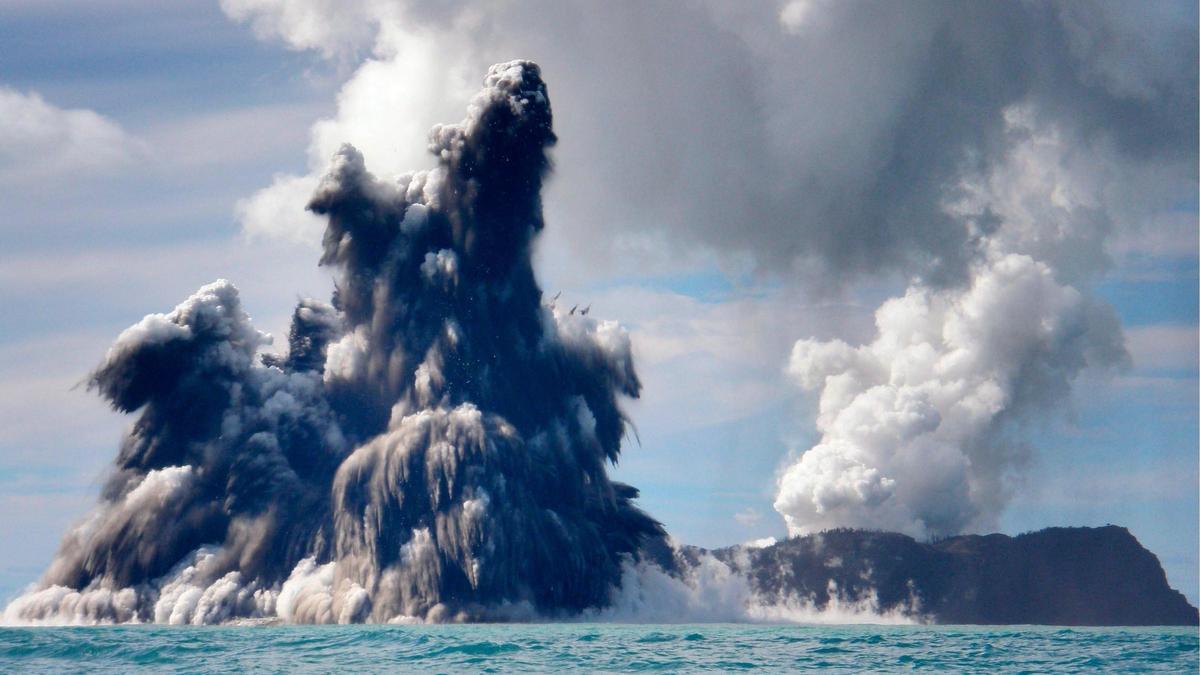 Aviones evalúan los daños causados por la erupción y el tsunami en Tonga.