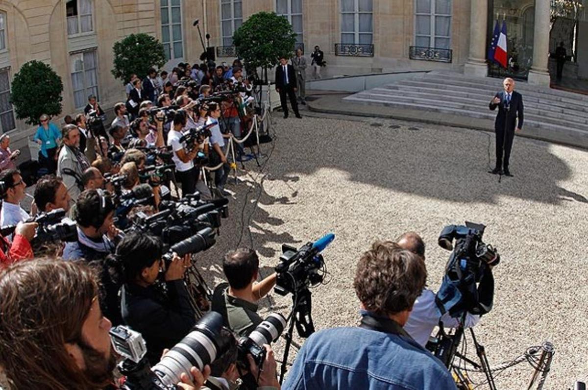 El primer ministre francès, Jean-Marc Ayrault, atén els mitjans al palau de l’Elisi al finalitzar la primera reunió de govern després del parèntesi vacacional.