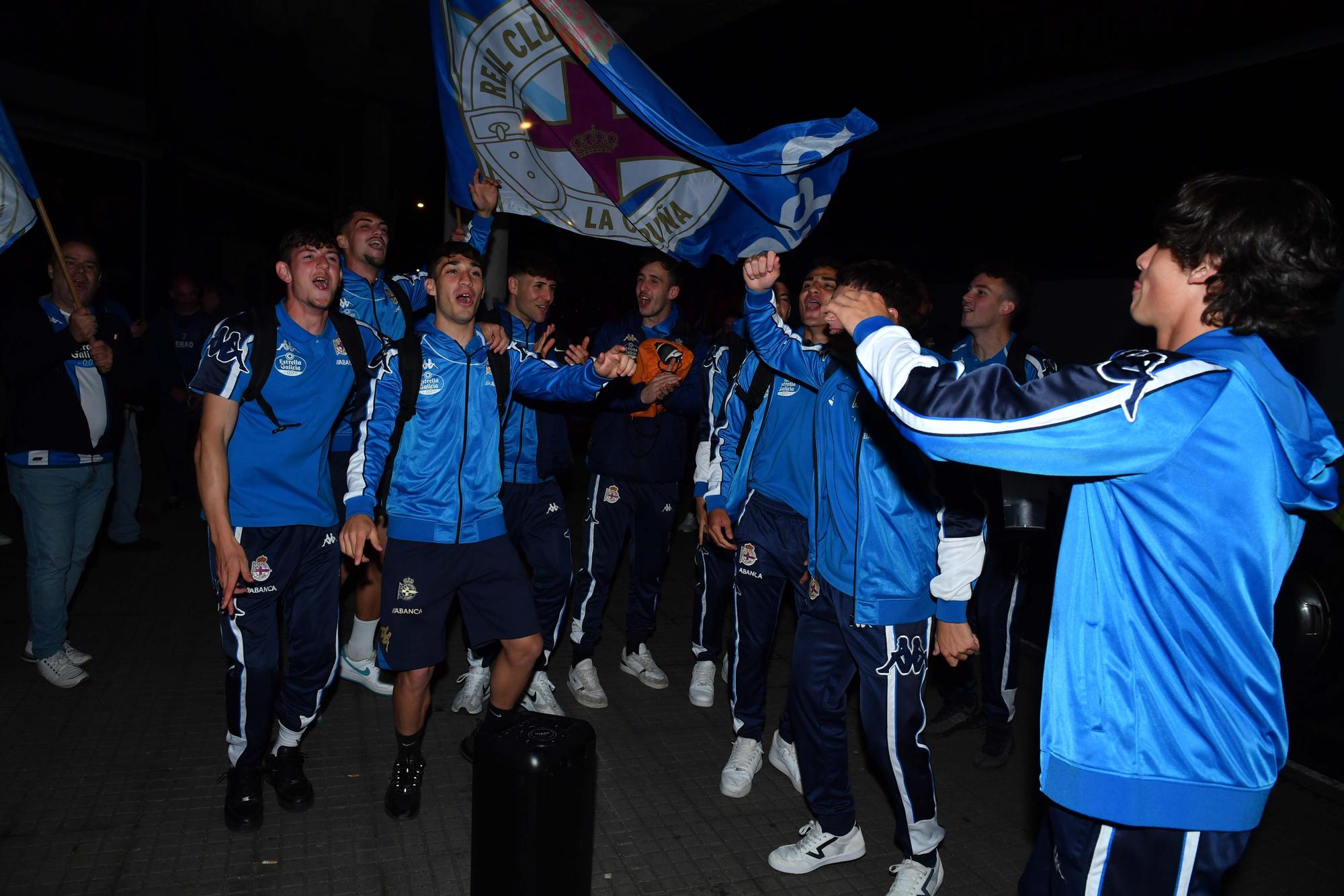 El Fabril celebra el ascenso a su llegada a Riazor