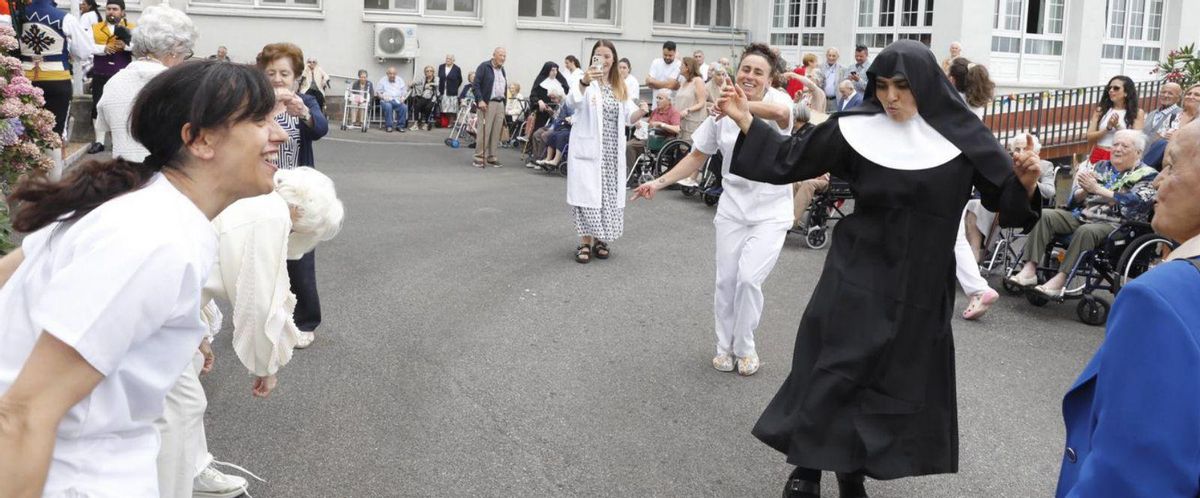 El baile de las hermanas con los abuelos
Durante la celebración, tanto las hermanas de la congregación como las auxiliares bailaron al son de la gaita y el tambor en el exterior de la residencia. | FERNANDO RODRÍGUEZ