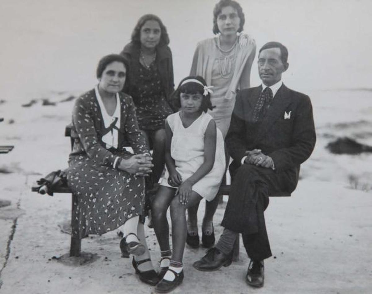 Sobre estas líneas, retrato familiar. A la derecha, Pachín de Melás y el histórico quiosco ubicado en la plaza del Seis de Agosto.