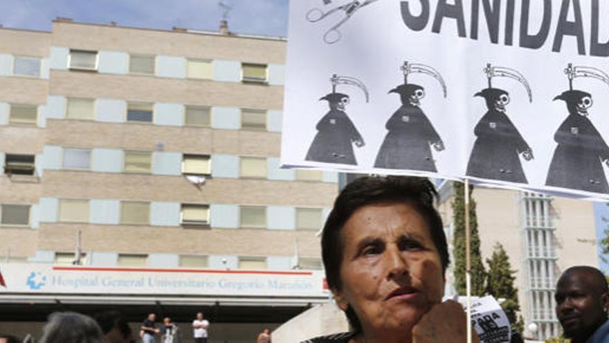 Manifestante porta un cartel frente al Gregorio Marañón de Madrid