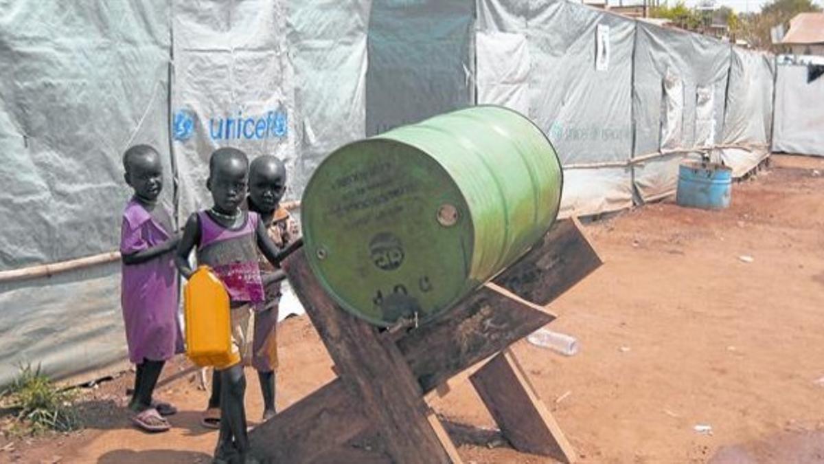 SOBRE EL TERRENO.El suministro de agua potable en los asentamientos y suburbios y la información a los habitantes resultan claves en la labor de Acción contra el Hambre y otras oenegés para combatir el azote del cólera en Sudán del Sur.