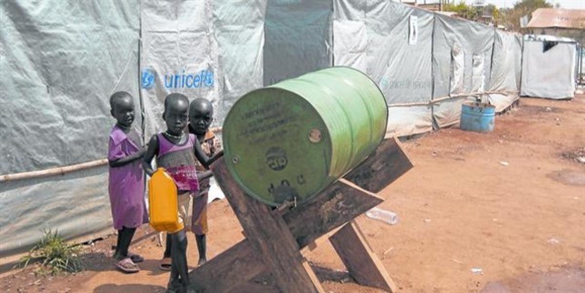 SOBRE EL TERRENY.El subministrament d’aigua potableals assentaments i suburbis i la informació als habitants resulten clau en la feinad’Acció contra la Fam i d’altres oenagés per combatre l’embranzida del còlera al Sudandel Sud.