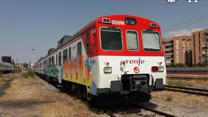 El tren que sufrió las pintadas.